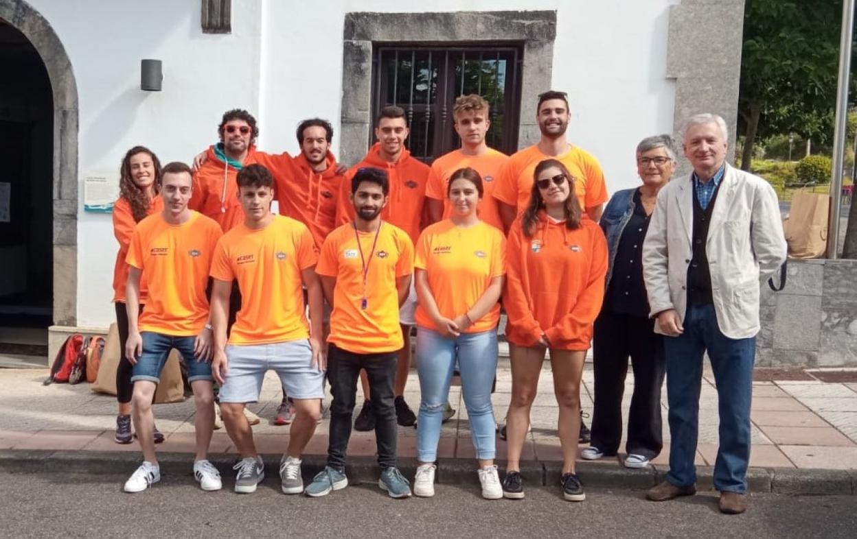 Socorristas y coordinadora, con los ediles Mari Luz García y Fran García.