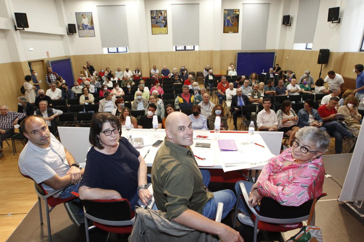 César Gonzalez, Begoña Fernández, Monchu García y Ana González, ayer, en la Asamblea Extraordinaria del PSOE de Gijón. 