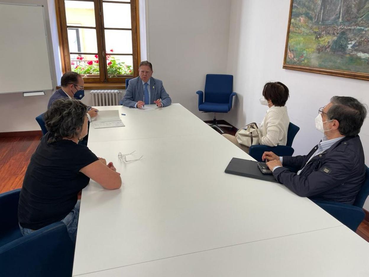 Los vecinos durante la reunión, ayer, con Alfredo Canteli y Mario Arias. 