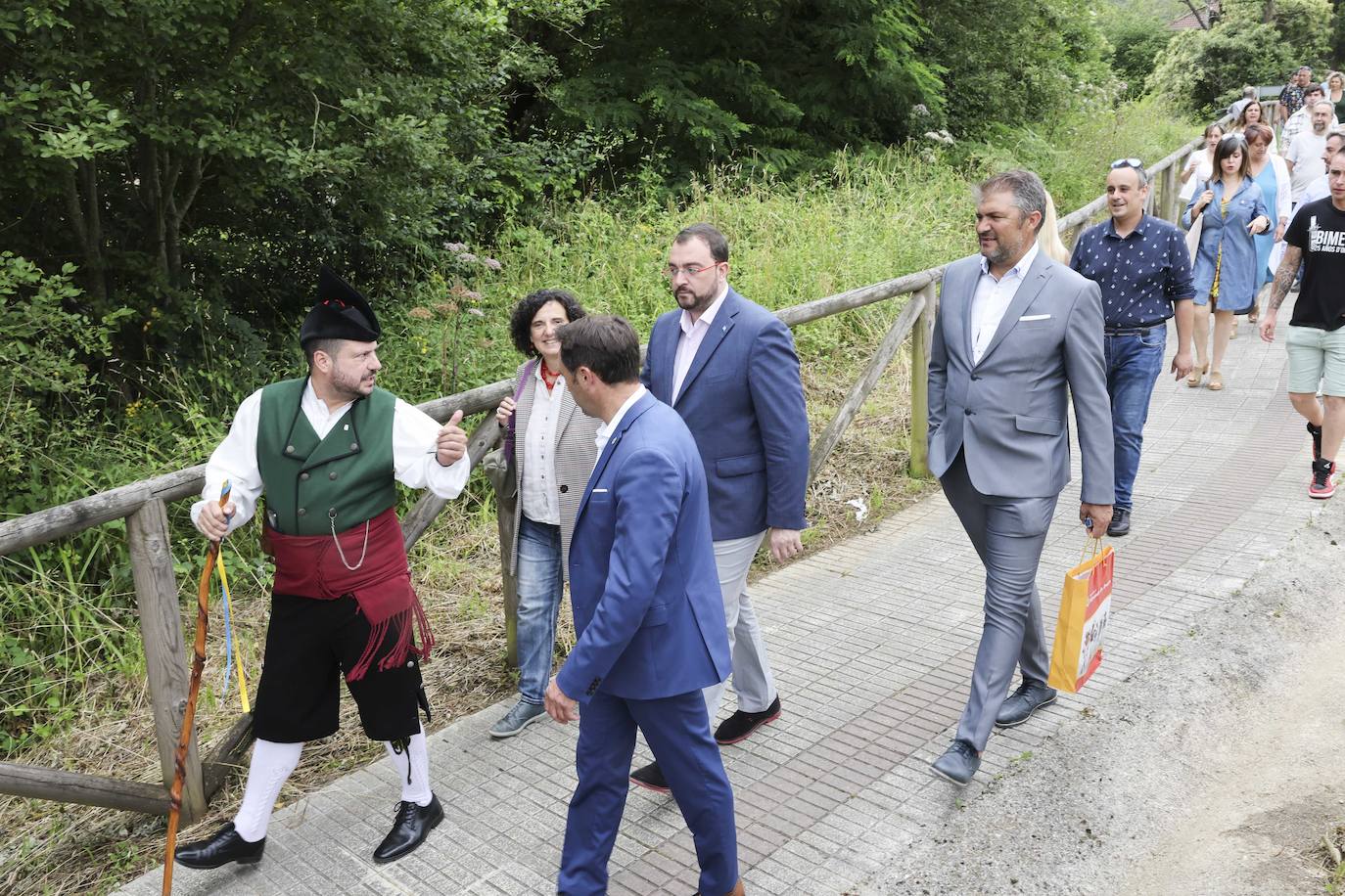 El presidente del Principado, Adrián Barbón ha defendido en Bimenes que «esta fiesta reivindica que cada uno pueda utilizar la lengua que quiera». La consejera de Cultura, Política Llingüística y Turismo, Berta Piñán, anunciaba en el mismo acto la puesta en marcha de una oficina para las quejas de los hablantes de asturiano.