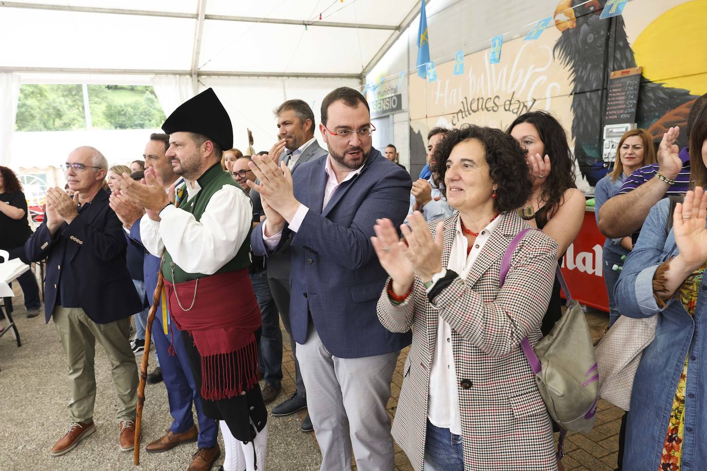 El presidente del Principado, Adrián Barbón ha defendido en Bimenes que «esta fiesta reivindica que cada uno pueda utilizar la lengua que quiera». La consejera de Cultura, Política Llingüística y Turismo, Berta Piñán, anunciaba en el mismo acto la puesta en marcha de una oficina para las quejas de los hablantes de asturiano.