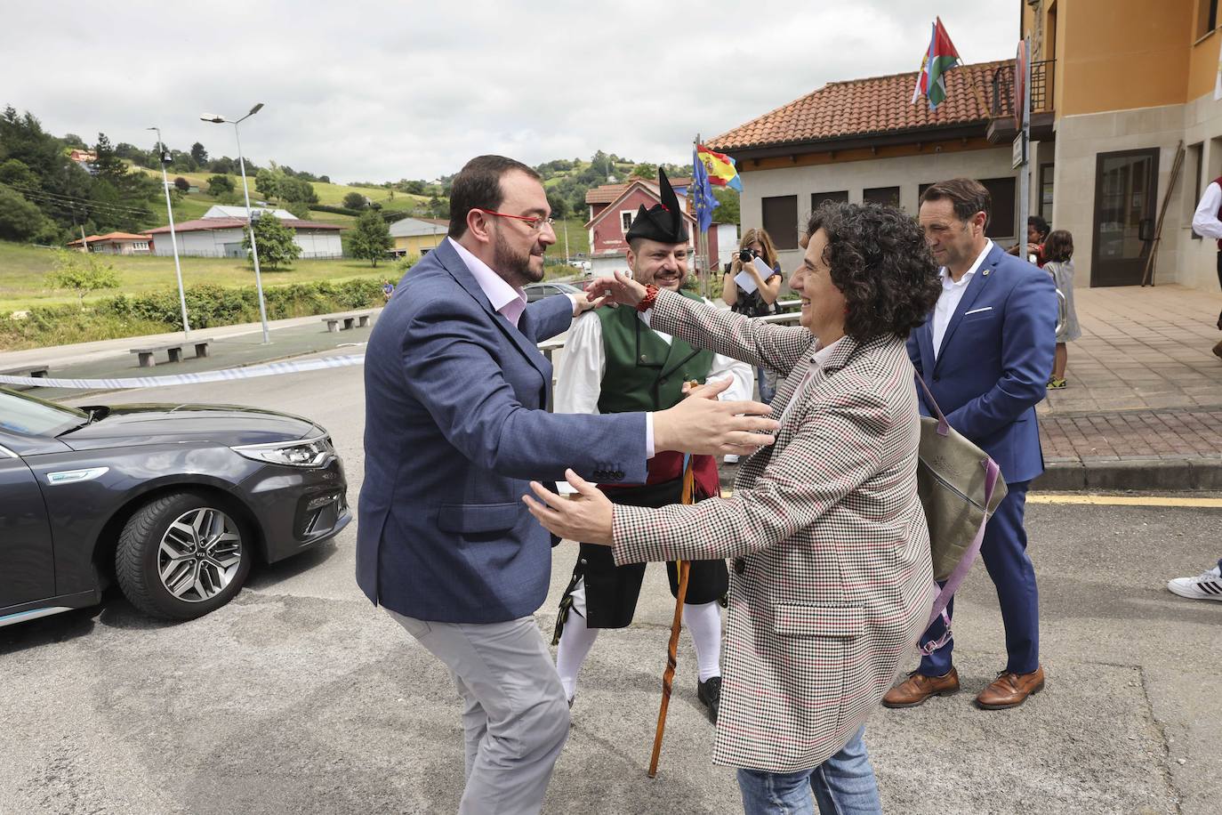 El presidente del Principado, Adrián Barbón ha defendido en Bimenes que «esta fiesta reivindica que cada uno pueda utilizar la lengua que quiera». La consejera de Cultura, Política Llingüística y Turismo, Berta Piñán, anunciaba en el mismo acto la puesta en marcha de una oficina para las quejas de los hablantes de asturiano.