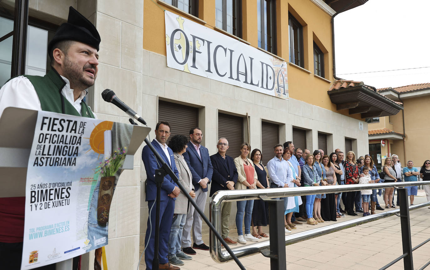 El presidente del Principado, Adrián Barbón ha defendido en Bimenes que «esta fiesta reivindica que cada uno pueda utilizar la lengua que quiera». La consejera de Cultura, Política Llingüística y Turismo, Berta Piñán, anunciaba en el mismo acto la puesta en marcha de una oficina para las quejas de los hablantes de asturiano.