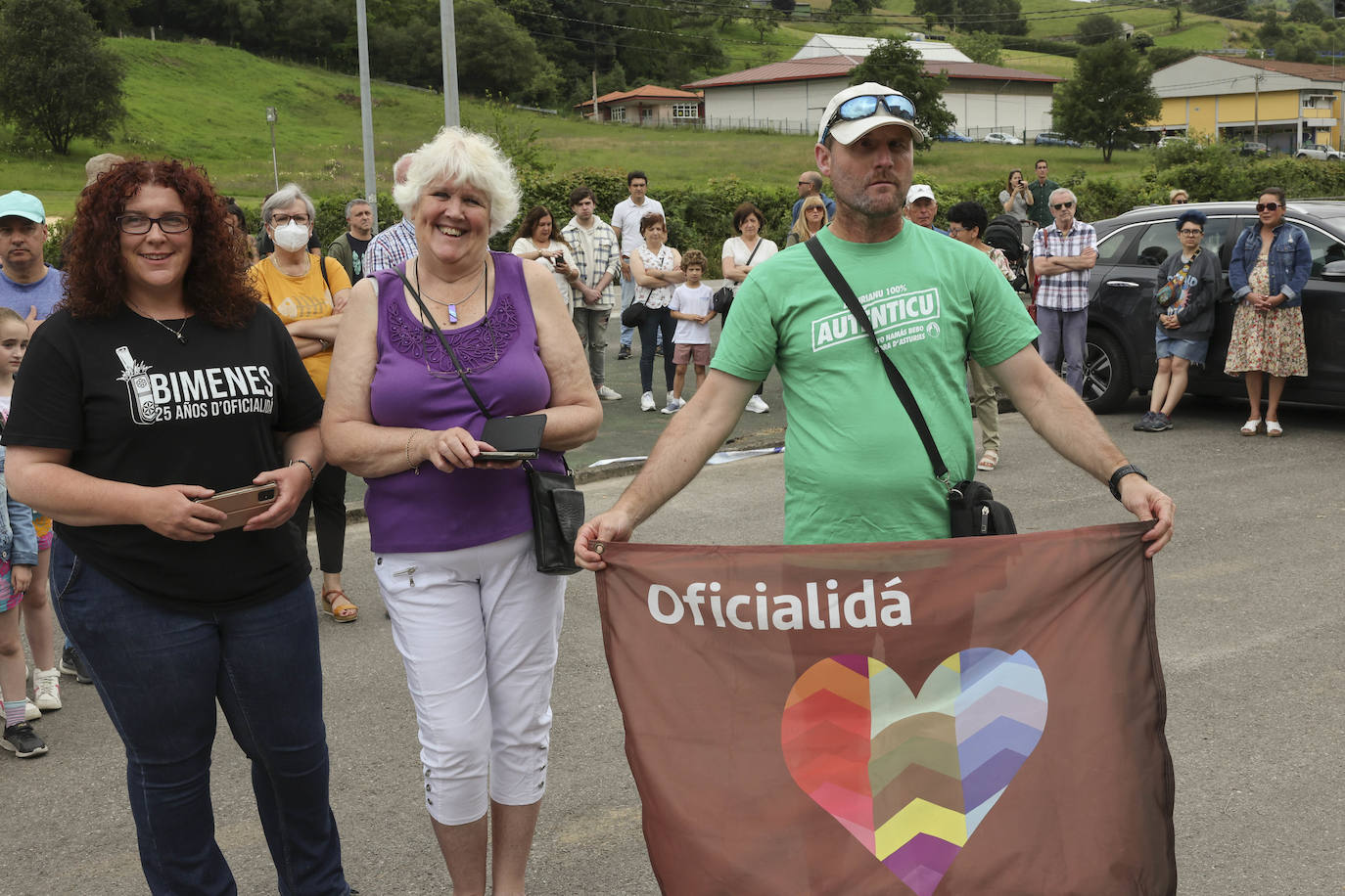 El presidente del Principado, Adrián Barbón ha defendido en Bimenes que «esta fiesta reivindica que cada uno pueda utilizar la lengua que quiera». La consejera de Cultura, Política Llingüística y Turismo, Berta Piñán, anunciaba en el mismo acto la puesta en marcha de una oficina para las quejas de los hablantes de asturiano.