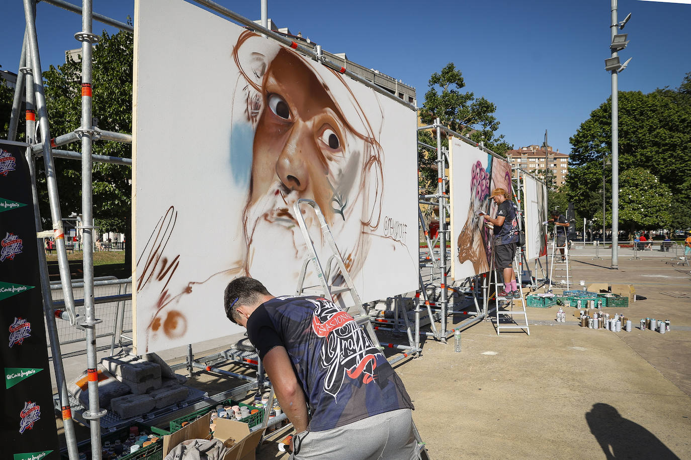 Los artistas de la Liga Nacional de Graffiti comienzan sus trabajos frente a una zona de skate, rocódromo y 'parkour'.