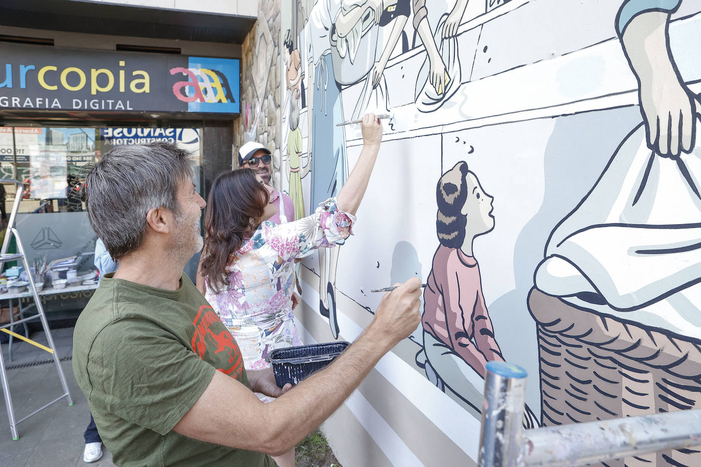 Los artistas de la Liga Nacional de Graffiti comienzan sus trabajos frente a una zona de skate, rocódromo y 'parkour'.