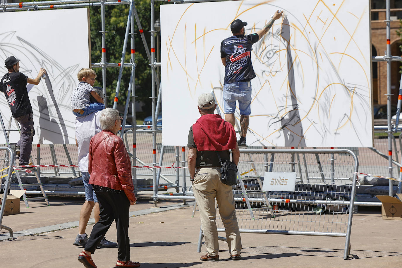 Los artistas de la Liga Nacional de Graffiti comienzan sus trabajos frente a una zona de skate, rocódromo y 'parkour'.