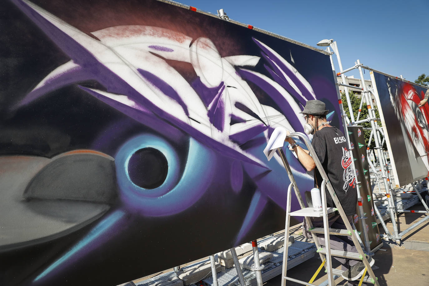 Los artistas de la Liga Nacional de Graffiti comienzan sus trabajos frente a una zona de skate, rocódromo y 'parkour'.