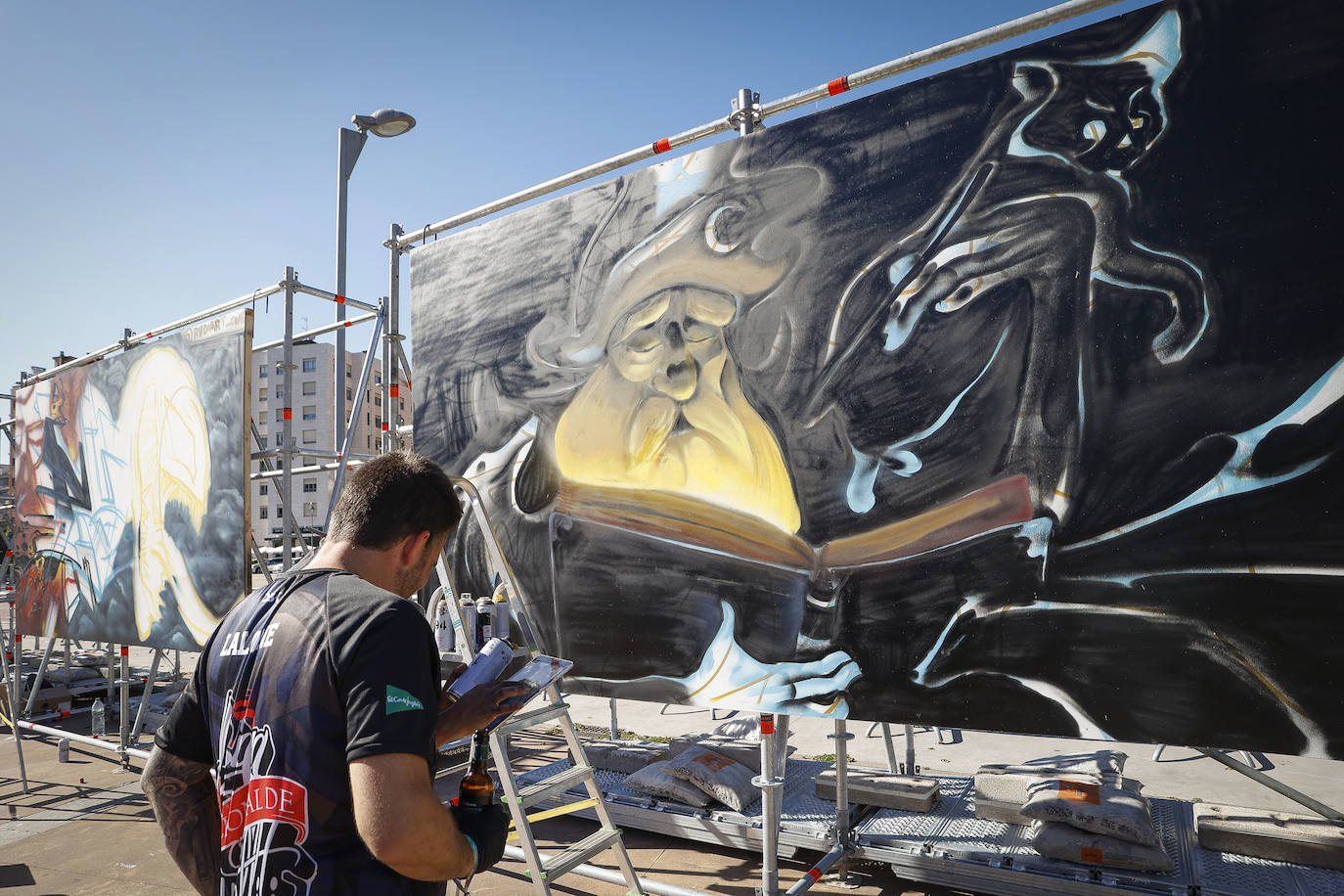 Los artistas de la Liga Nacional de Graffiti comienzan sus trabajos frente a una zona de skate, rocódromo y 'parkour'.