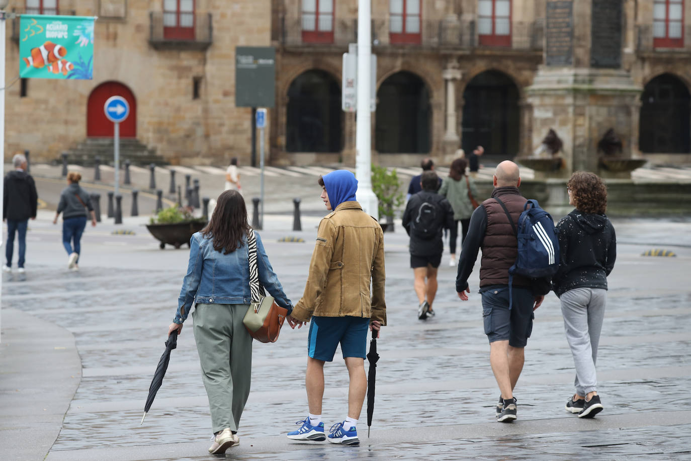 Una fuerte tormenta sorprendió a los asturianos a primera hora de la tarde. Las tres ciudades principales, Gijón, Oviedo y Avilés dejan unas espectaculares imágenes de las tormentas anegando las calles