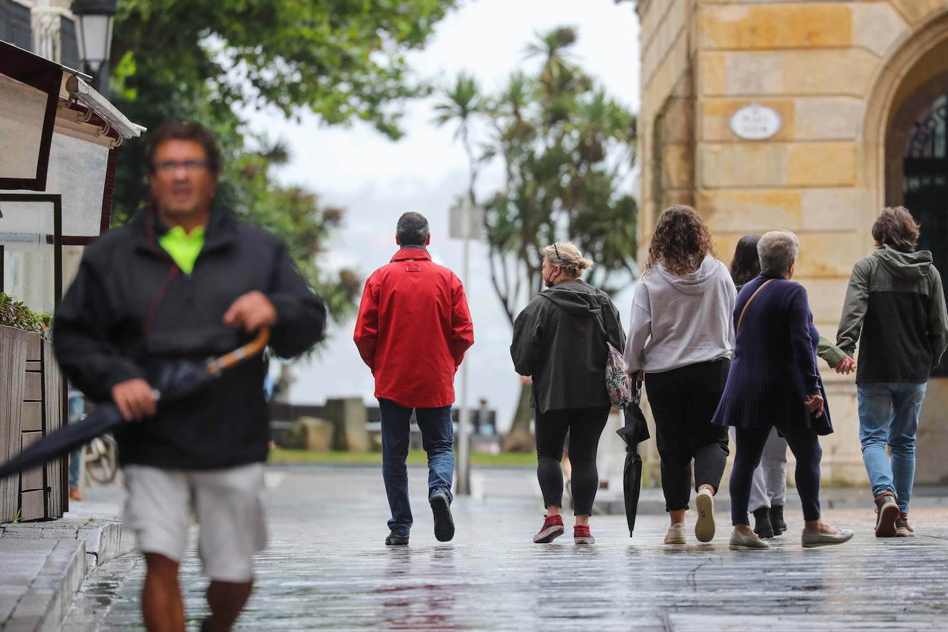 Una fuerte tormenta sorprendió a los asturianos a primera hora de la tarde. Las tres ciudades principales, Gijón, Oviedo y Avilés dejan unas espectaculares imágenes de las tormentas anegando las calles