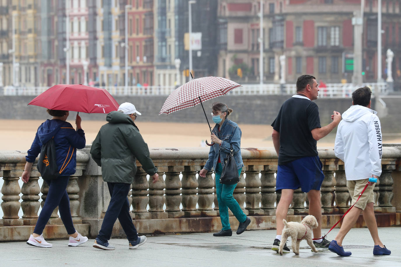 Una fuerte tormenta sorprendió a los asturianos a primera hora de la tarde. Las tres ciudades principales, Gijón, Oviedo y Avilés dejan unas espectaculares imágenes de las tormentas anegando las calles