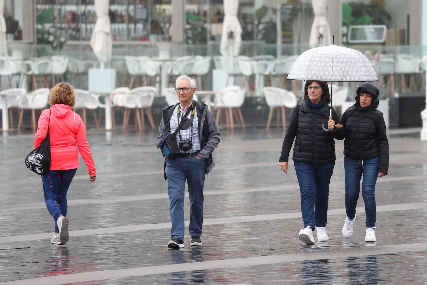 Una fuerte tormenta sorprendió a los asturianos a primera hora de la tarde. Las tres ciudades principales, Gijón, Oviedo y Avilés dejan unas espectaculares imágenes de las tormentas anegando las calles