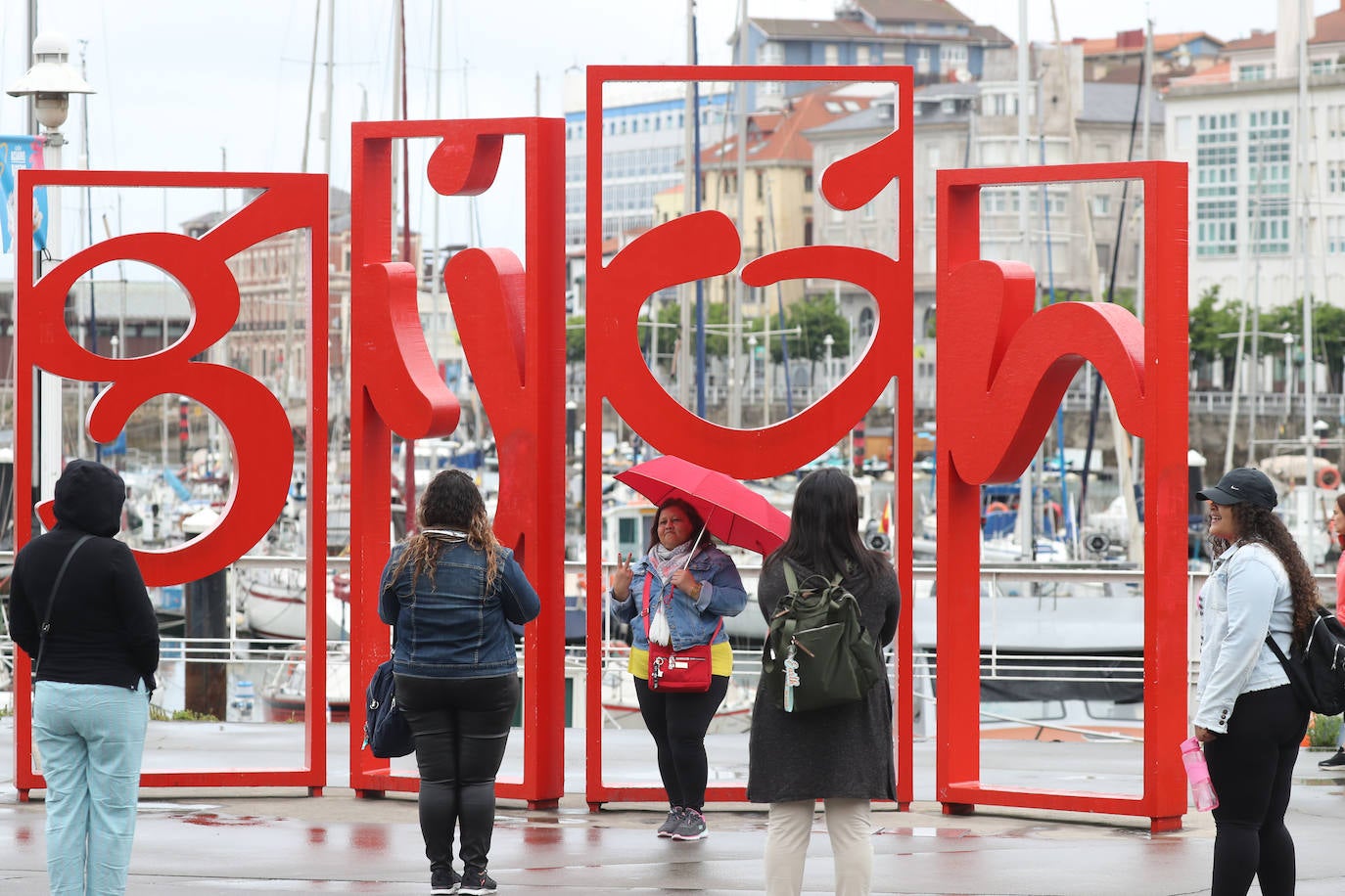 Una fuerte tormenta sorprendió a los asturianos a primera hora de la tarde. Las tres ciudades principales, Gijón, Oviedo y Avilés dejan unas espectaculares imágenes de las tormentas anegando las calles