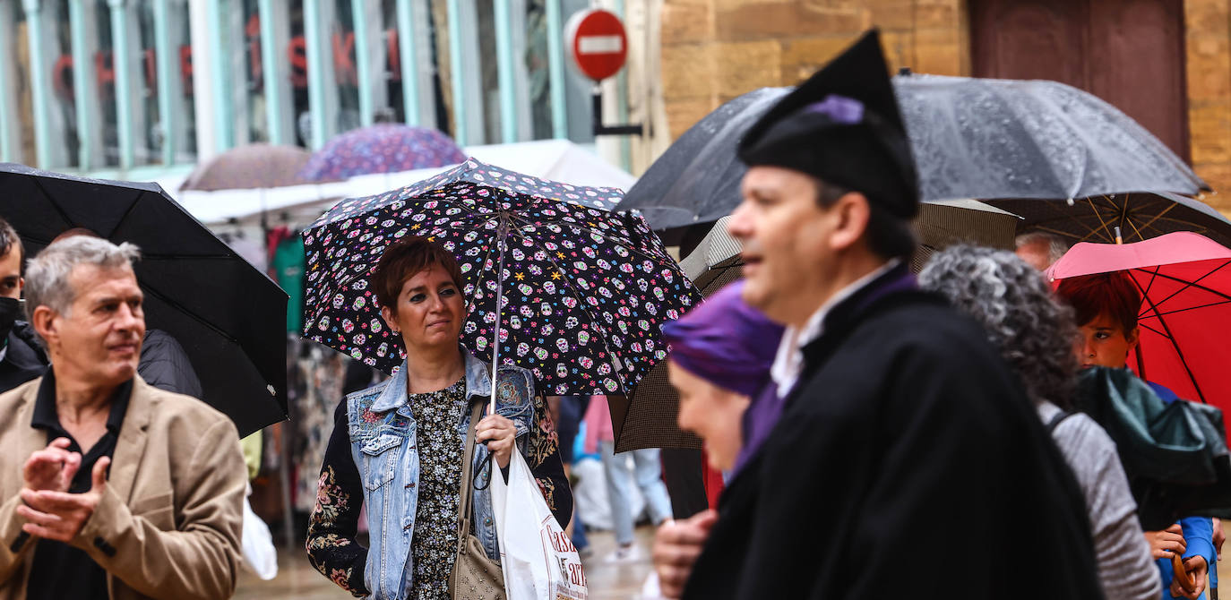 Una fuerte tormenta sorprendió a los asturianos a primera hora de la tarde. Las tres ciudades principales, Gijón, Oviedo y Avilés dejan unas espectaculares imágenes de las tormentas anegando las calles