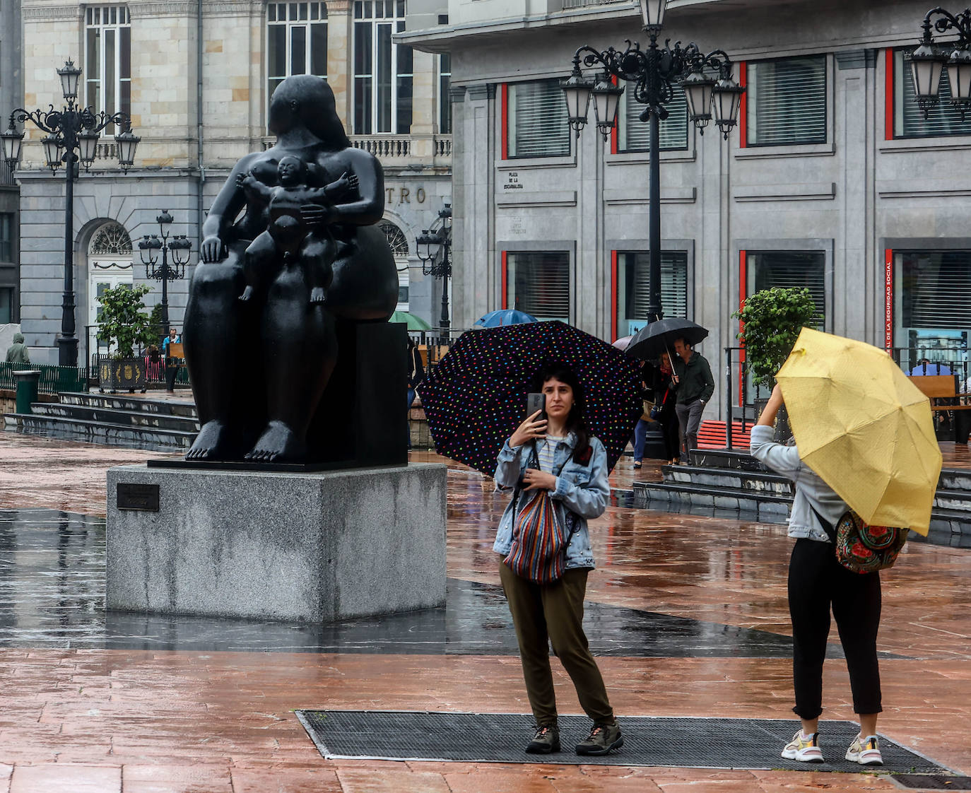 Una fuerte tormenta sorprendió a los asturianos a primera hora de la tarde. Las tres ciudades principales, Gijón, Oviedo y Avilés dejan unas espectaculares imágenes de las tormentas anegando las calles