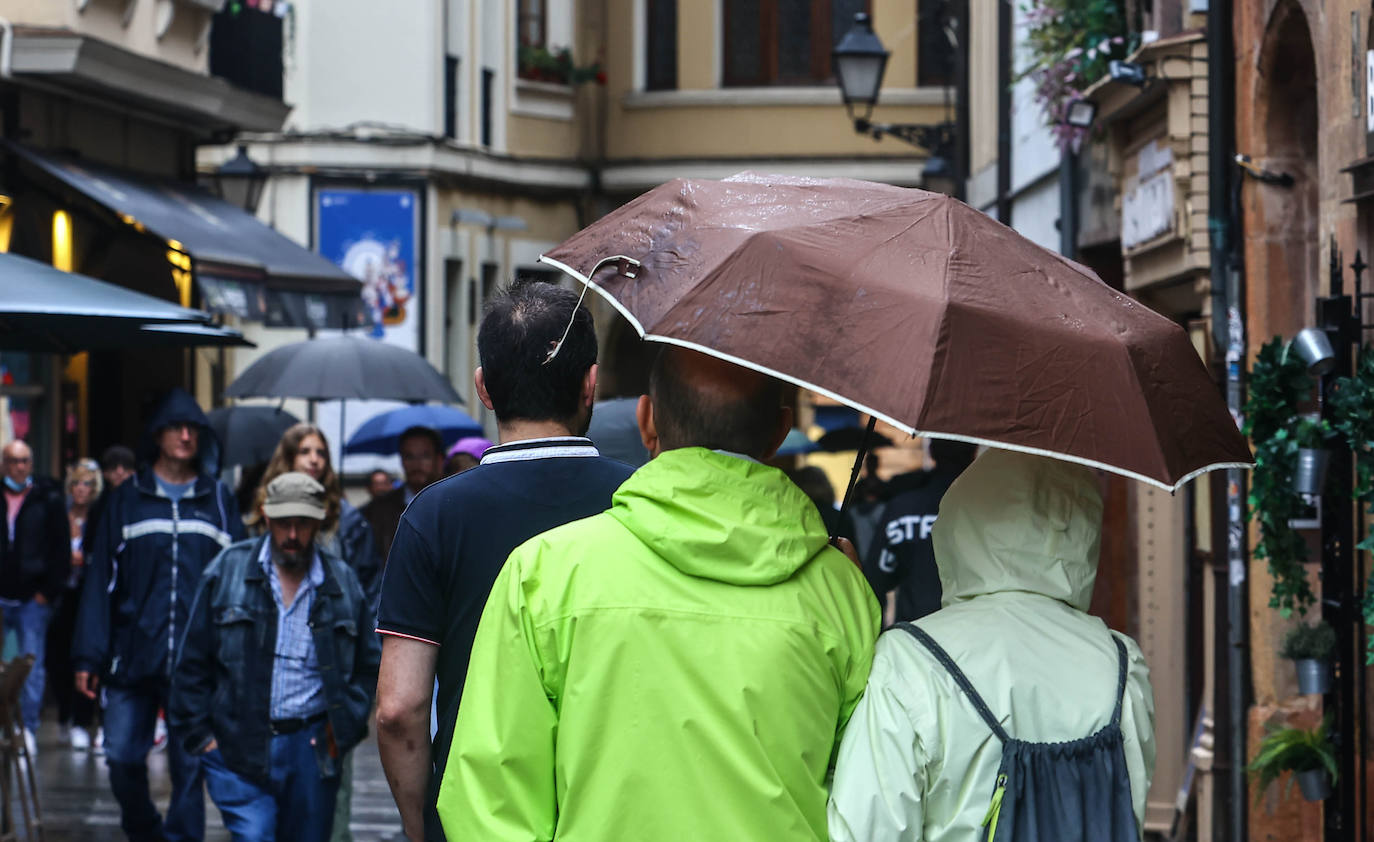 Una fuerte tormenta sorprendió a los asturianos a primera hora de la tarde. Las tres ciudades principales, Gijón, Oviedo y Avilés dejan unas espectaculares imágenes de las tormentas anegando las calles
