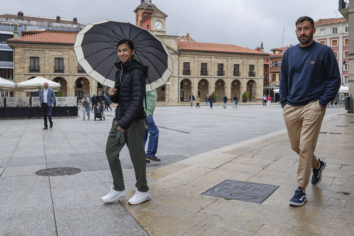 Una fuerte tormenta sorprendió a los asturianos a primera hora de la tarde. Las tres ciudades principales, Gijón, Oviedo y Avilés dejan unas espectaculares imágenes de las tormentas anegando las calles