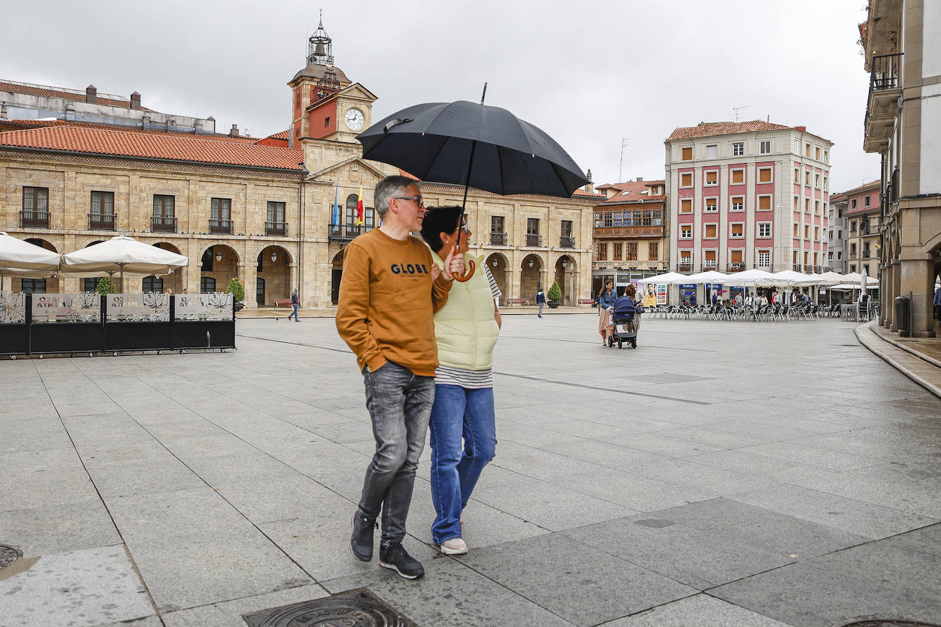 Una fuerte tormenta sorprendió a los asturianos a primera hora de la tarde. Las tres ciudades principales, Gijón, Oviedo y Avilés dejan unas espectaculares imágenes de las tormentas anegando las calles