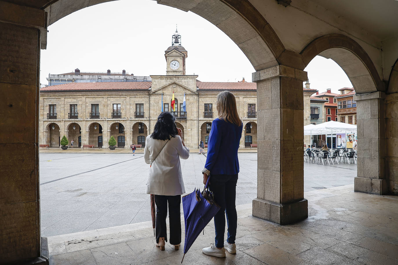 Una fuerte tormenta sorprendió a los asturianos a primera hora de la tarde. Las tres ciudades principales, Gijón, Oviedo y Avilés dejan unas espectaculares imágenes de las tormentas anegando las calles