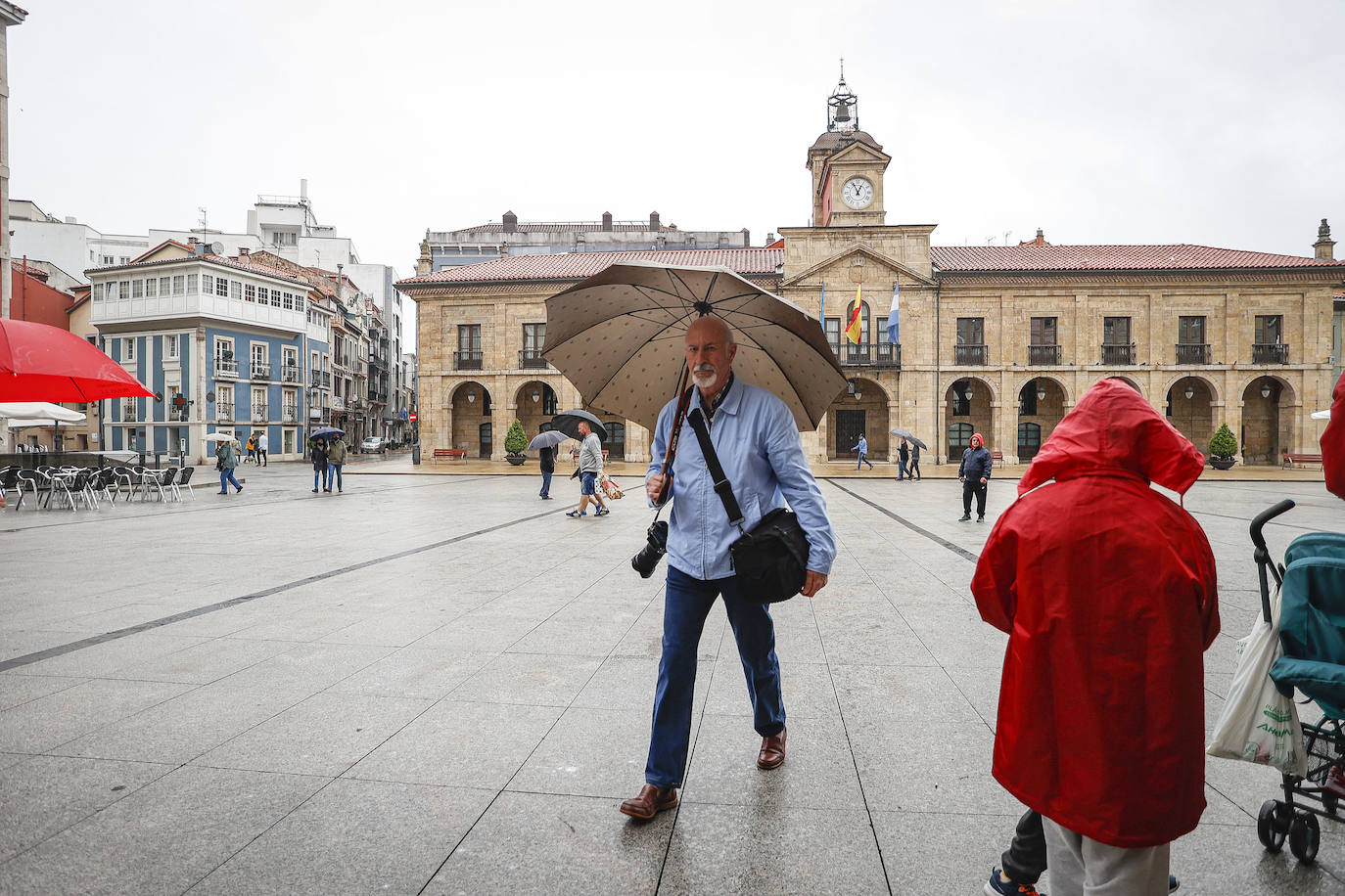 Una fuerte tormenta sorprendió a los asturianos a primera hora de la tarde. Las tres ciudades principales, Gijón, Oviedo y Avilés dejan unas espectaculares imágenes de las tormentas anegando las calles