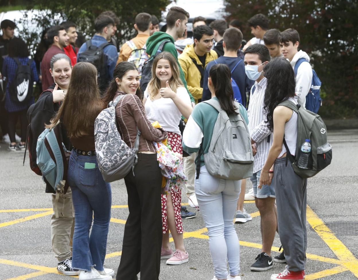 Un grupo de alumnos espera para realizar la EBAU, hace unas semanas, en Gijón. 