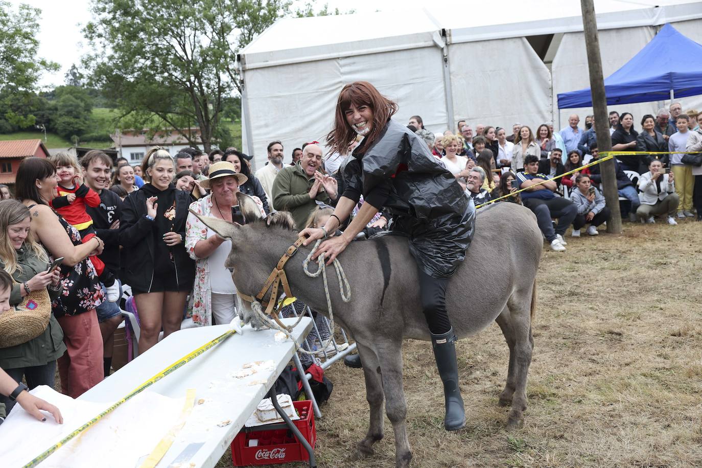 Con motivo de las fiestas de San Cristóbal Collao recuperó este lunes a partir de las ocho de la tarde su tradicional carrera de burros (con y sin disfraces). Se trata de una cita que ya suscitó cierta polémica en el pasado debido a las quejas de los colectivos animalistas, aunque la organización demostró tener todos los papeles en regla y la diversión ha continuado hasta la pandemia sin impedimento