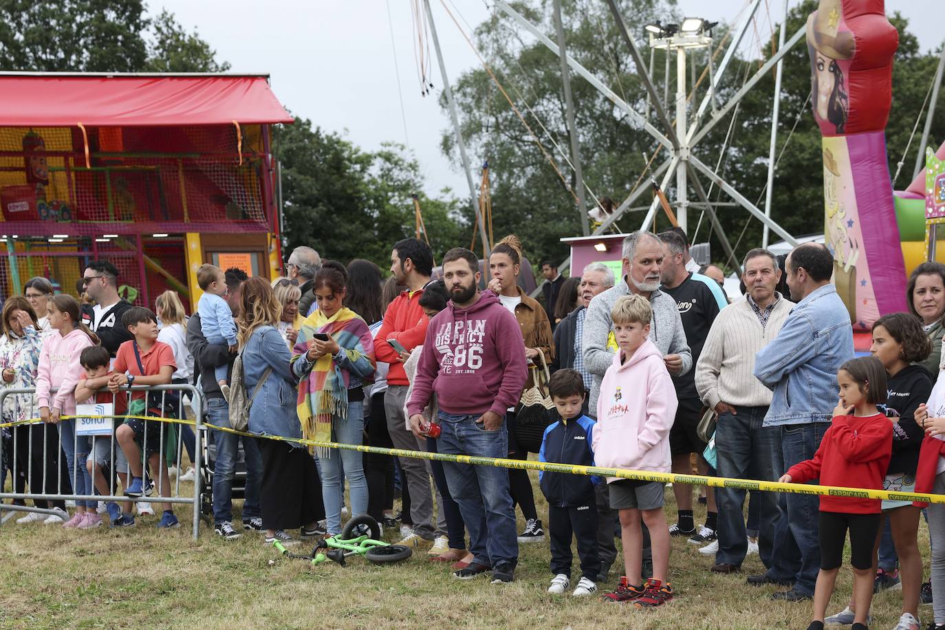Con motivo de las fiestas de San Cristóbal Collao recuperó este lunes a partir de las ocho de la tarde su tradicional carrera de burros (con y sin disfraces). Se trata de una cita que ya suscitó cierta polémica en el pasado debido a las quejas de los colectivos animalistas, aunque la organización demostró tener todos los papeles en regla y la diversión ha continuado hasta la pandemia sin impedimento