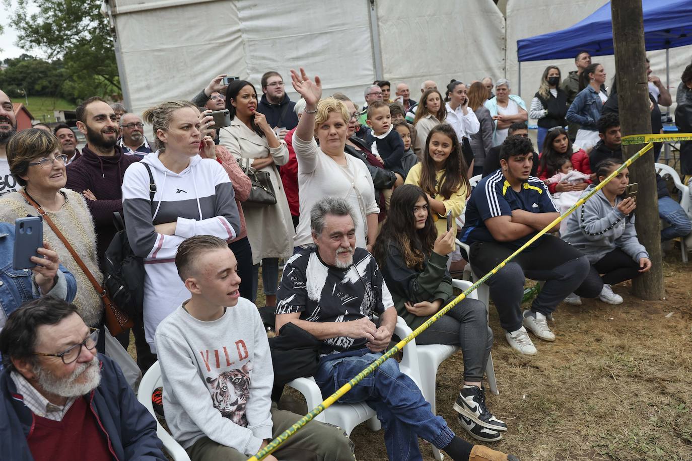 Con motivo de las fiestas de San Cristóbal Collao recuperó este lunes a partir de las ocho de la tarde su tradicional carrera de burros (con y sin disfraces). Se trata de una cita que ya suscitó cierta polémica en el pasado debido a las quejas de los colectivos animalistas, aunque la organización demostró tener todos los papeles en regla y la diversión ha continuado hasta la pandemia sin impedimento