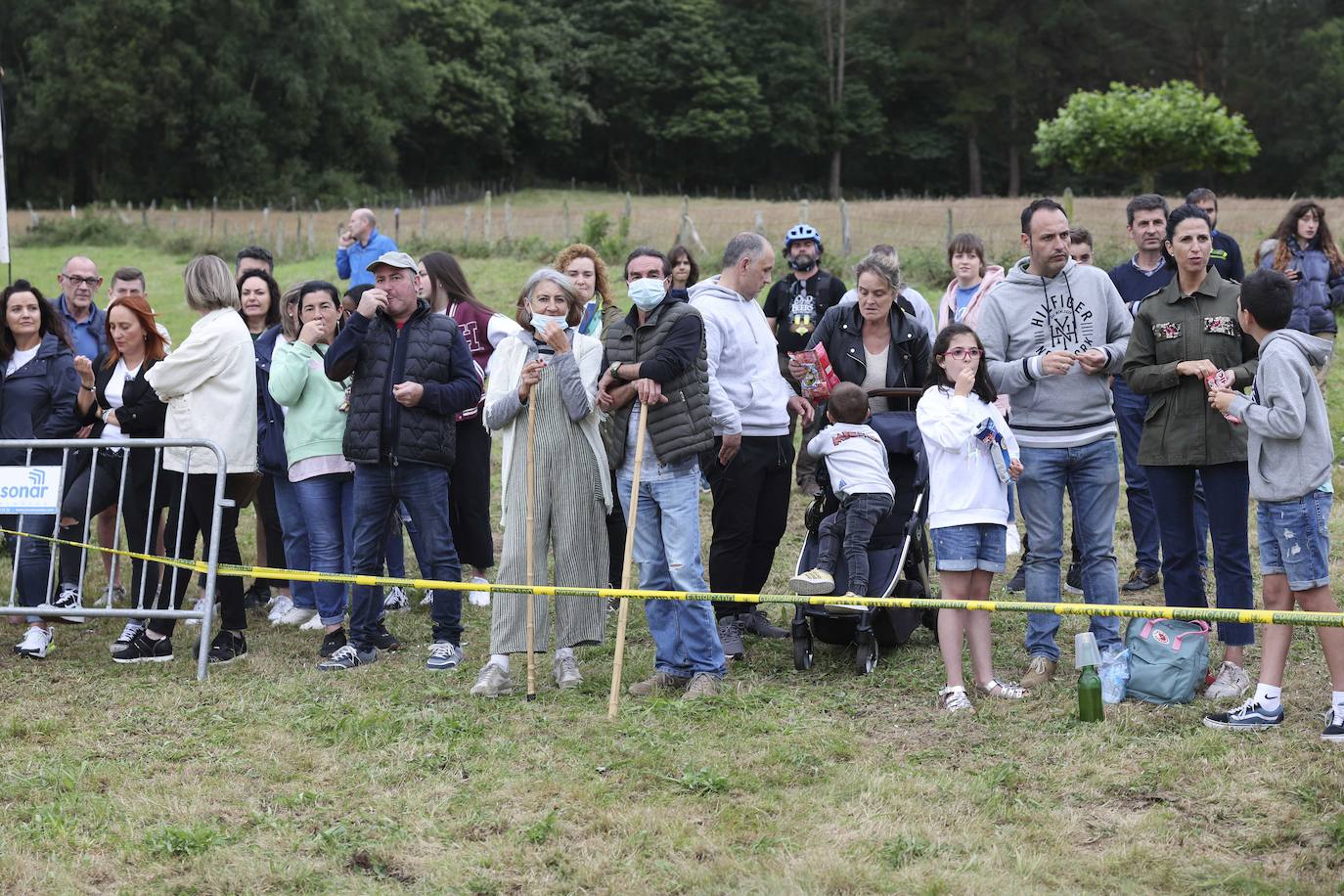 Con motivo de las fiestas de San Cristóbal Collao recuperó este lunes a partir de las ocho de la tarde su tradicional carrera de burros (con y sin disfraces). Se trata de una cita que ya suscitó cierta polémica en el pasado debido a las quejas de los colectivos animalistas, aunque la organización demostró tener todos los papeles en regla y la diversión ha continuado hasta la pandemia sin impedimento