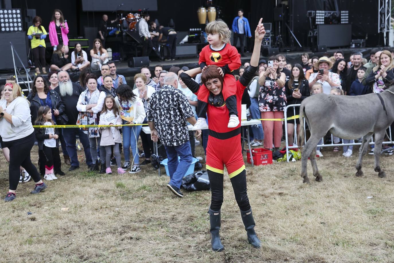 Con motivo de las fiestas de San Cristóbal Collao recuperó este lunes a partir de las ocho de la tarde su tradicional carrera de burros (con y sin disfraces). Se trata de una cita que ya suscitó cierta polémica en el pasado debido a las quejas de los colectivos animalistas, aunque la organización demostró tener todos los papeles en regla y la diversión ha continuado hasta la pandemia sin impedimento