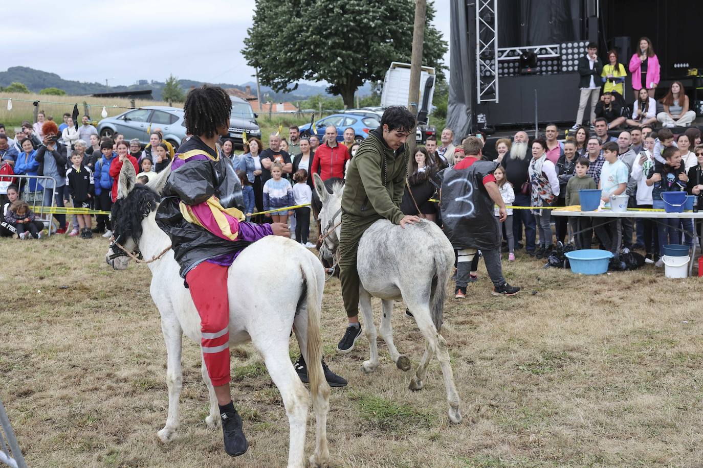 Con motivo de las fiestas de San Cristóbal Collao recuperó este lunes a partir de las ocho de la tarde su tradicional carrera de burros (con y sin disfraces). Se trata de una cita que ya suscitó cierta polémica en el pasado debido a las quejas de los colectivos animalistas, aunque la organización demostró tener todos los papeles en regla y la diversión ha continuado hasta la pandemia sin impedimento