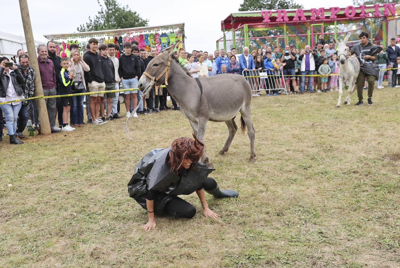 Con motivo de las fiestas de San Cristóbal Collao recuperó este lunes a partir de las ocho de la tarde su tradicional carrera de burros (con y sin disfraces). Se trata de una cita que ya suscitó cierta polémica en el pasado debido a las quejas de los colectivos animalistas, aunque la organización demostró tener todos los papeles en regla y la diversión ha continuado hasta la pandemia sin impedimento