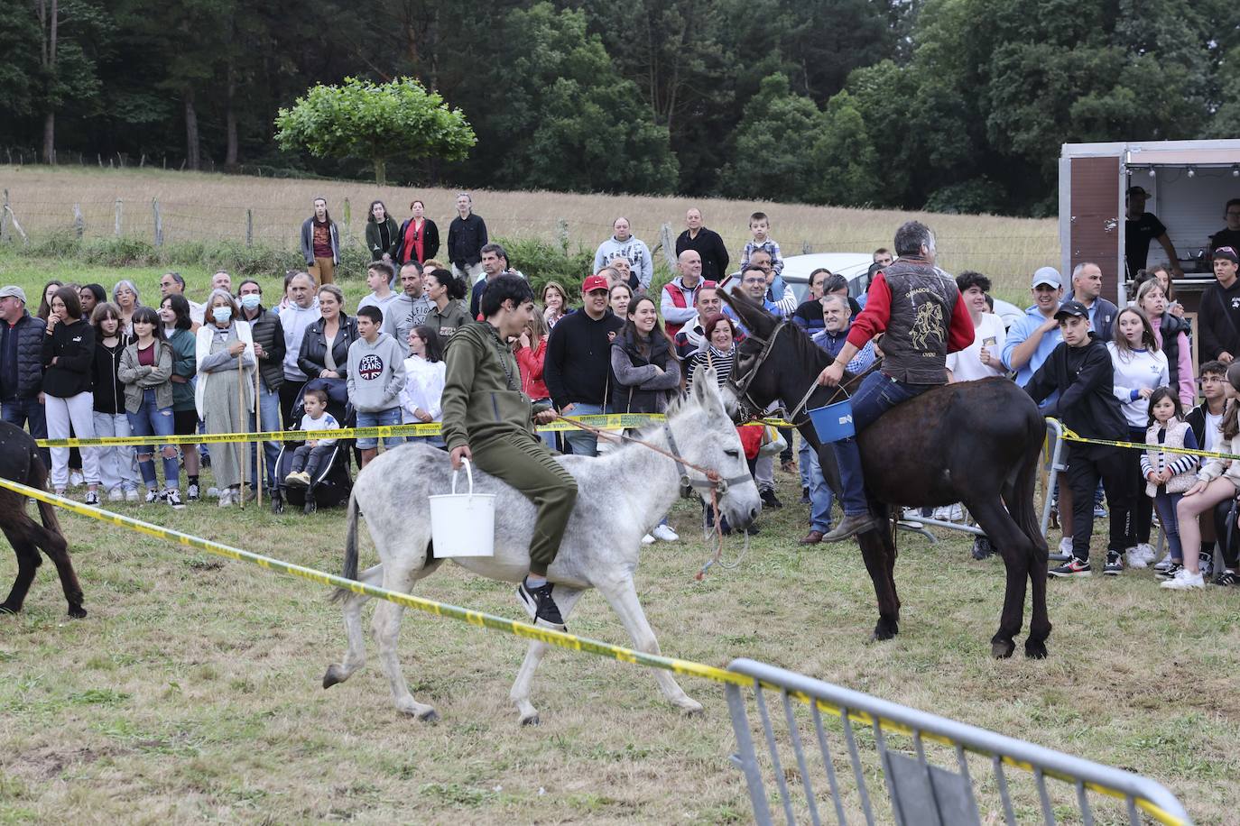 Con motivo de las fiestas de San Cristóbal Collao recuperó este lunes a partir de las ocho de la tarde su tradicional carrera de burros (con y sin disfraces). Se trata de una cita que ya suscitó cierta polémica en el pasado debido a las quejas de los colectivos animalistas, aunque la organización demostró tener todos los papeles en regla y la diversión ha continuado hasta la pandemia sin impedimento