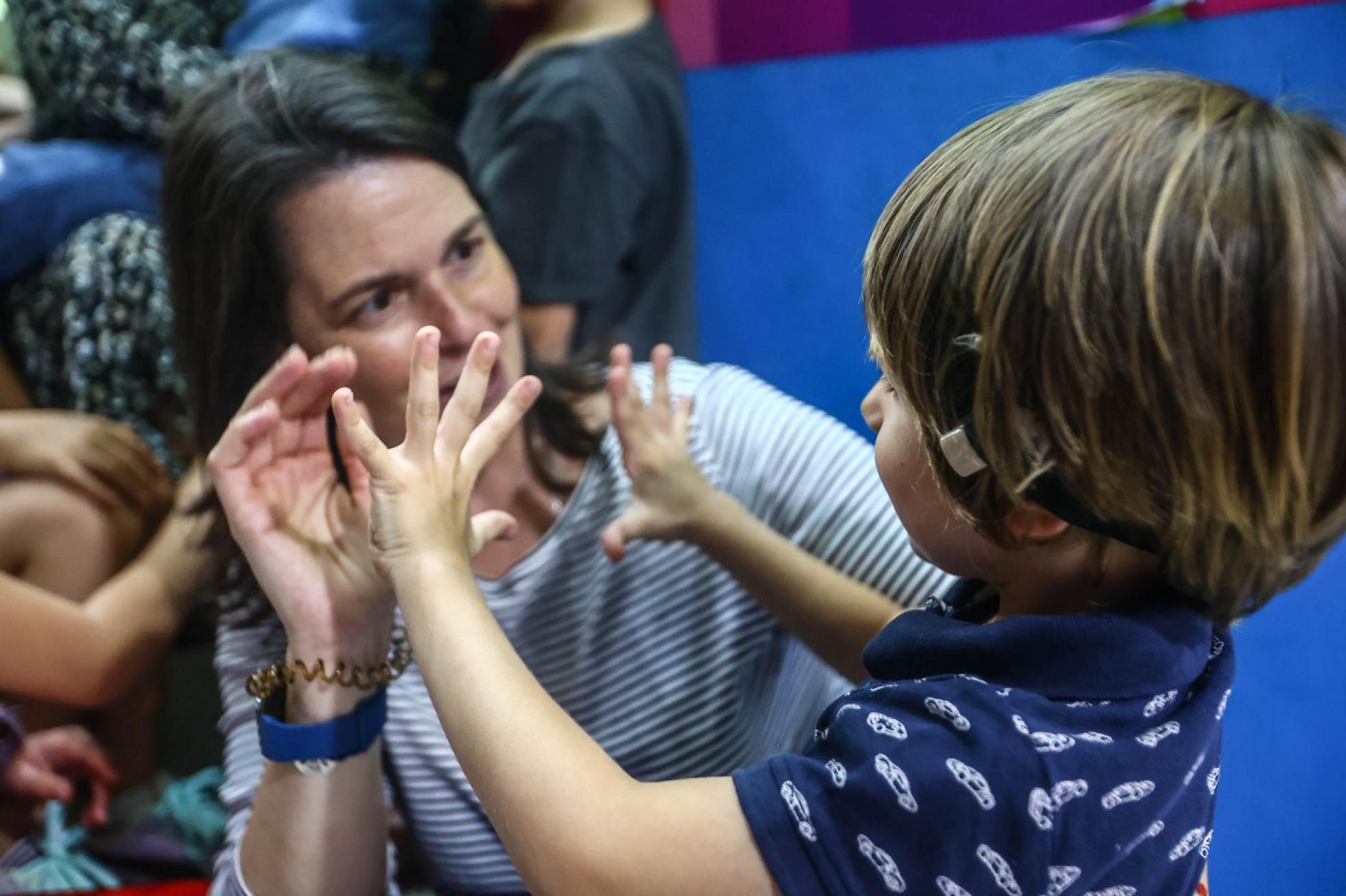 tDiversión. Gemma Torre, técnica de Apada, juega con un niño con discapacidad auditiva. 