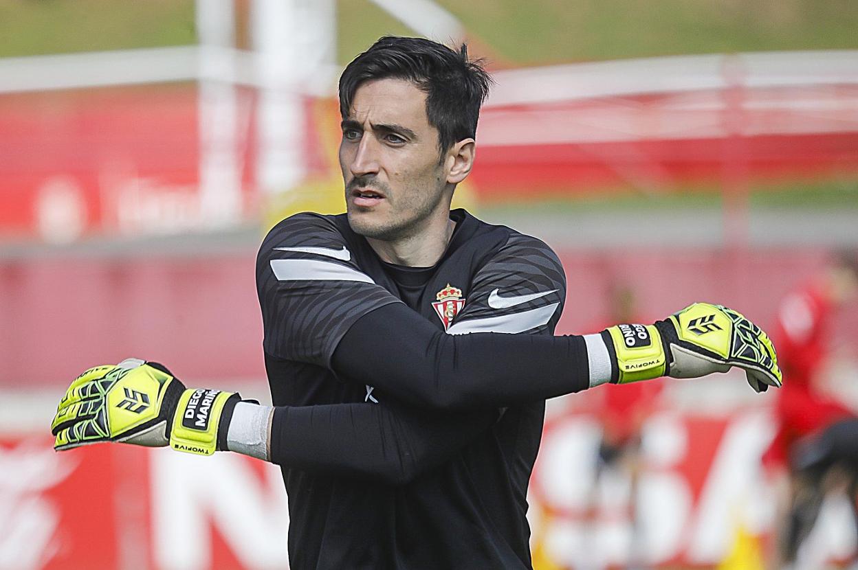 Mariño, calentando, durante un entrenamiento de la pasada temporada en Mareo. 