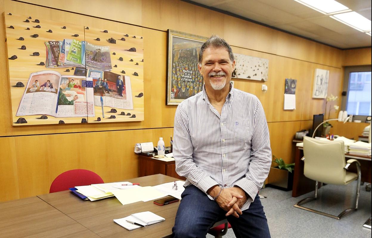 Armando Fernández Natal, en su despacho de Oviedo. 