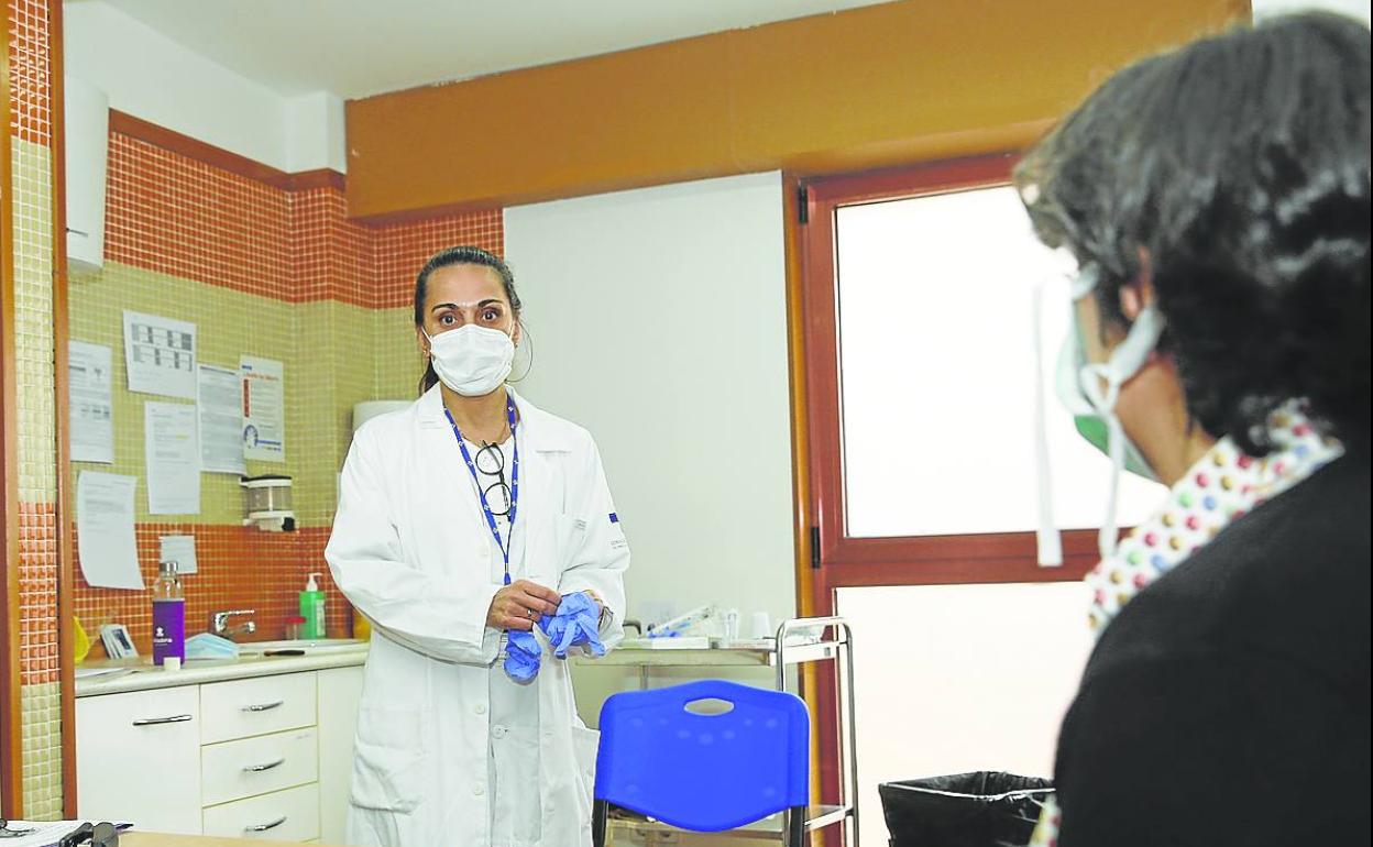 La médica Patricia Gómez atiende a una paciente en su consulta del centro de salud de Laviada.