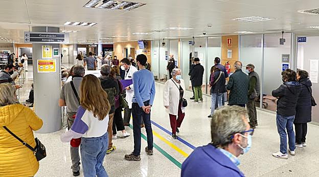 Los sanitarios avisan de que los hospitales «son una bomba de relojería» con la subida de la covid