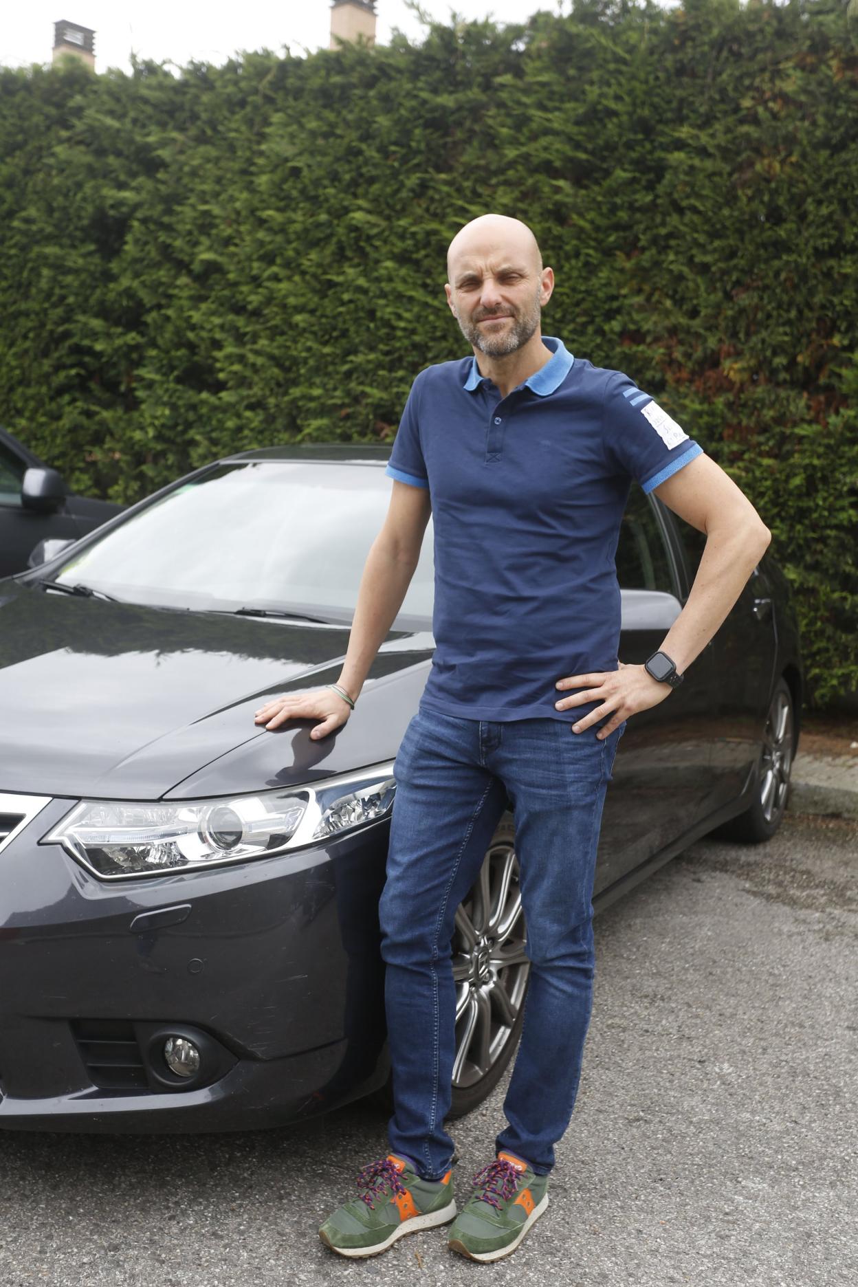 Iván Velasco, ayer, junto a su taxi. 