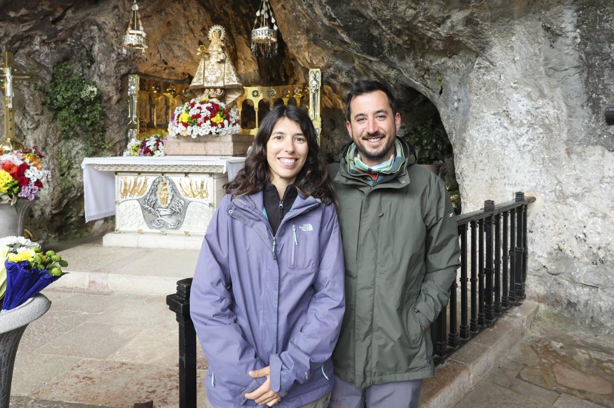 Belén Cortés y Adrián Bárez, ante la Santina durante su parada en Covadonga. 