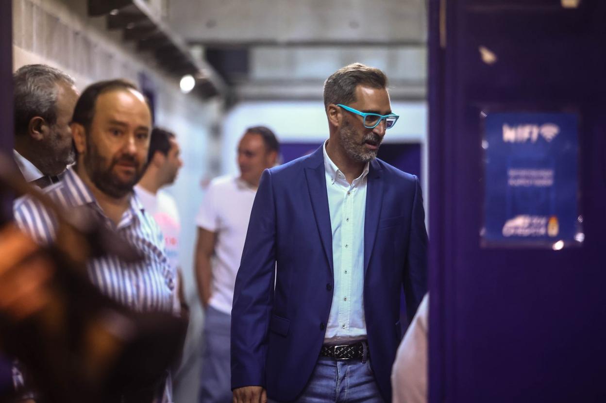 Jon Pérez Bolo accede a la sala de prensa del estadio Carlos Tartiere para su presentación como entrenador del Real Oviedo. 