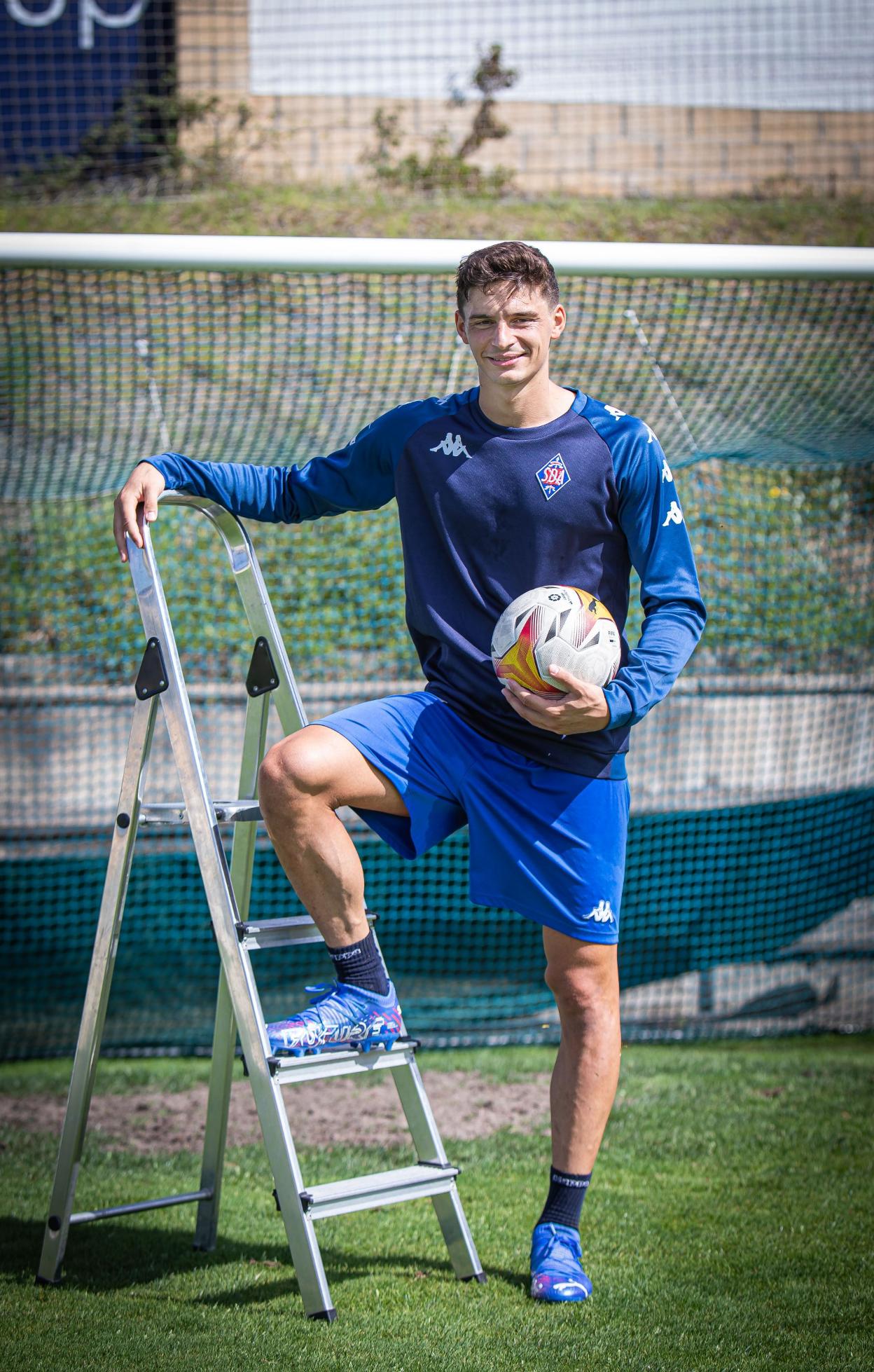 Oier Luengo, con la elástica del Amorebieta, en el campo de Urritze.
