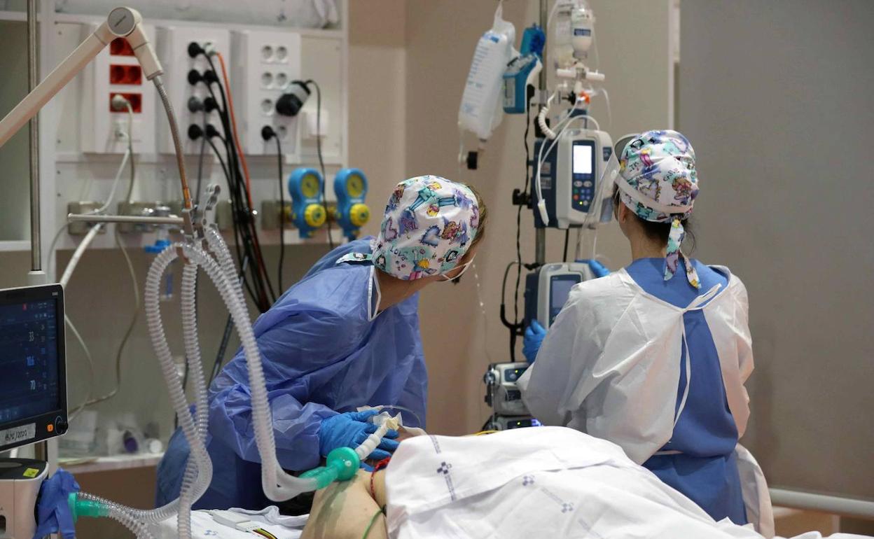 Profesionales del Hospital Central de Asturias atienden a un paciente en la UCI.