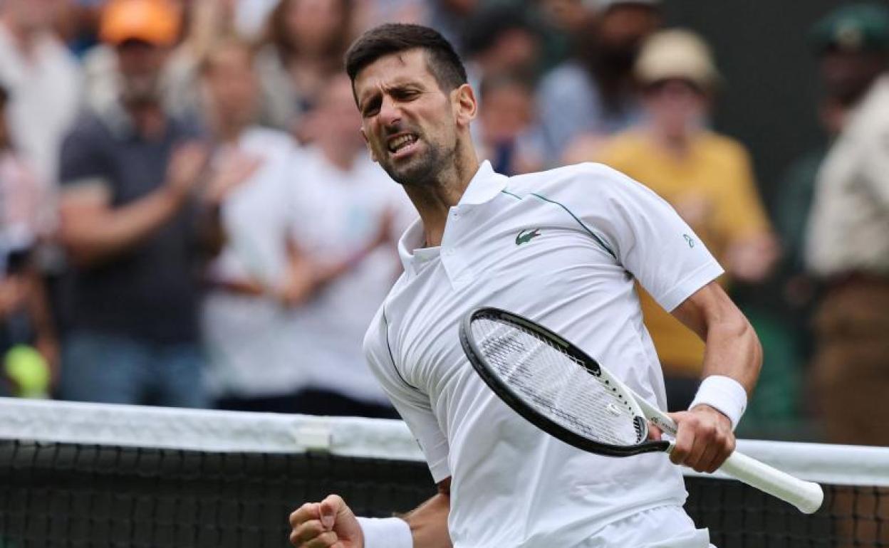 Djokovic celebra su victoria ante Sinner. 