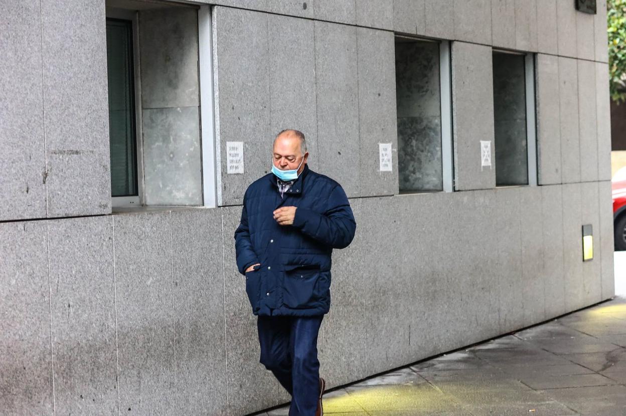 Cándido Vega, exalcalde de Ponga, a su llegada a los juzgados de Oviedo el pasado enero. 