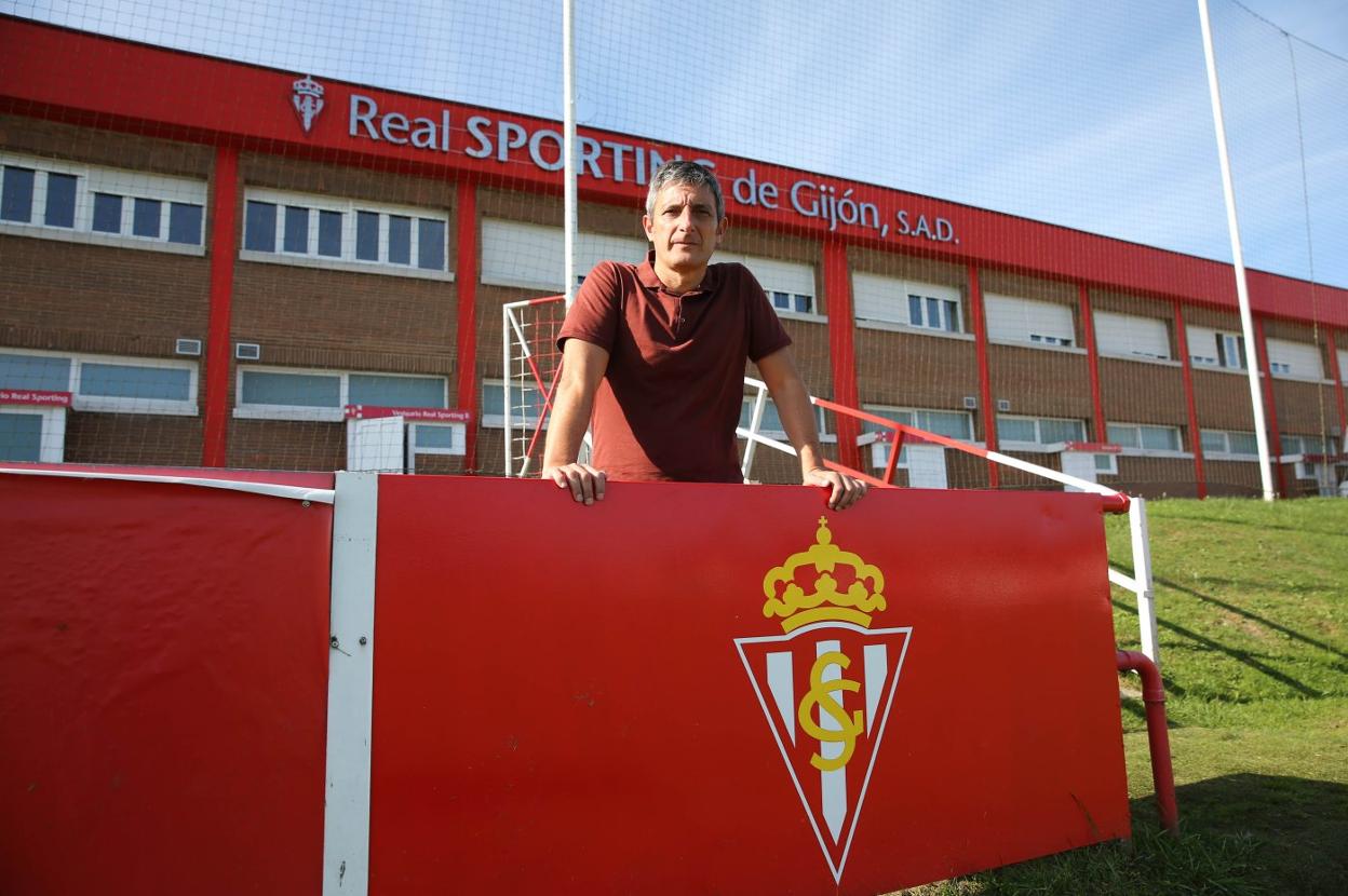 Iñaki Tejada, durante su última etapa en el Sporting, posando en el campo número 2 de Mareo. 