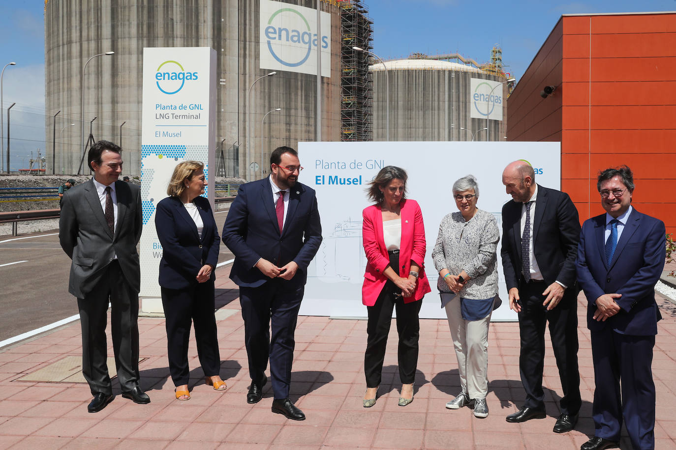 Fotos: Teresa Ribera visita la regasificadora de El Musel