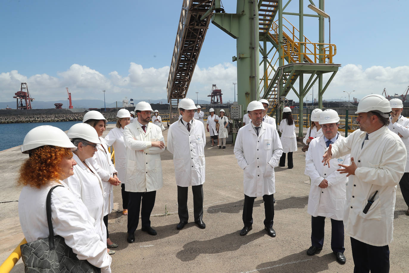 Fotos: Teresa Ribera visita la regasificadora de El Musel