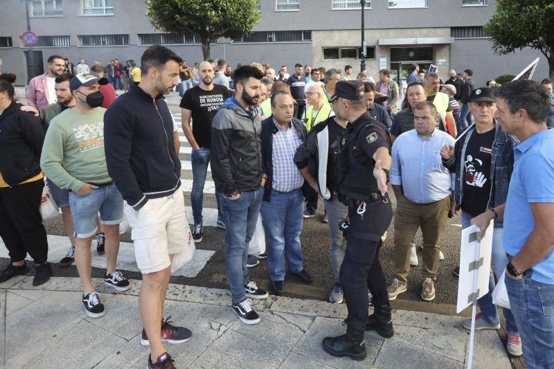 Fotos: Protesta ante la visita de Teresa Ribera: «Está destrozando a las comarcas mineras y a toda Asturias»